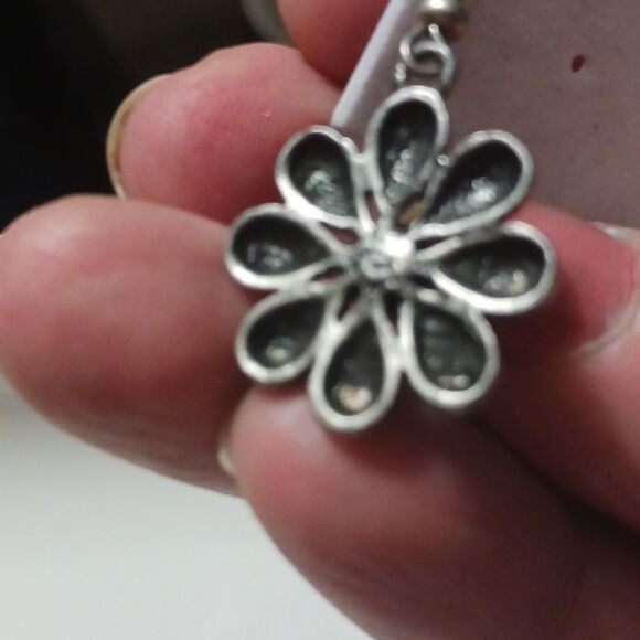 Silver toned fishhook earrings floral design with emerald green stones - Picture 8 of 8